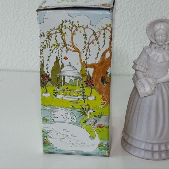 Vintage Avon Victorian Lady Field Of Flowers Cologne Decanter Full W/Box NOS - Picture 11 of 16